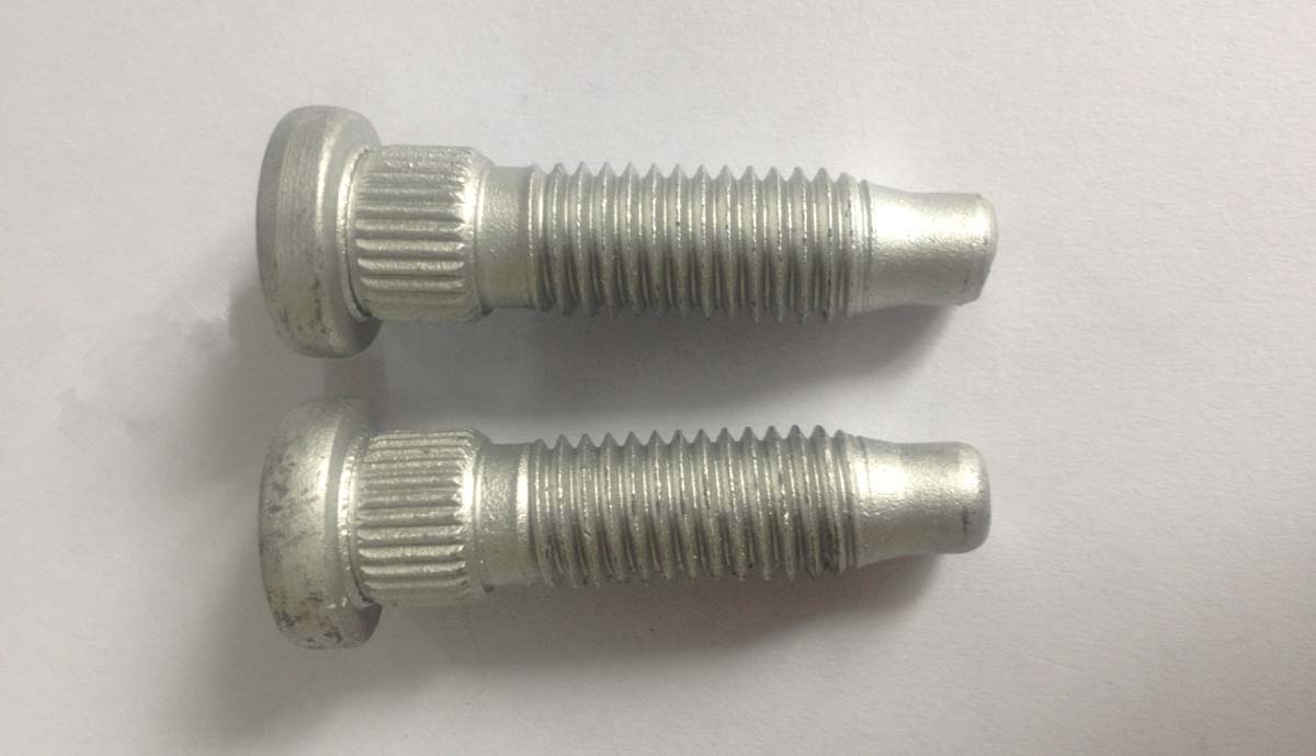 Truck trailer wheel bolt and nut with knurl